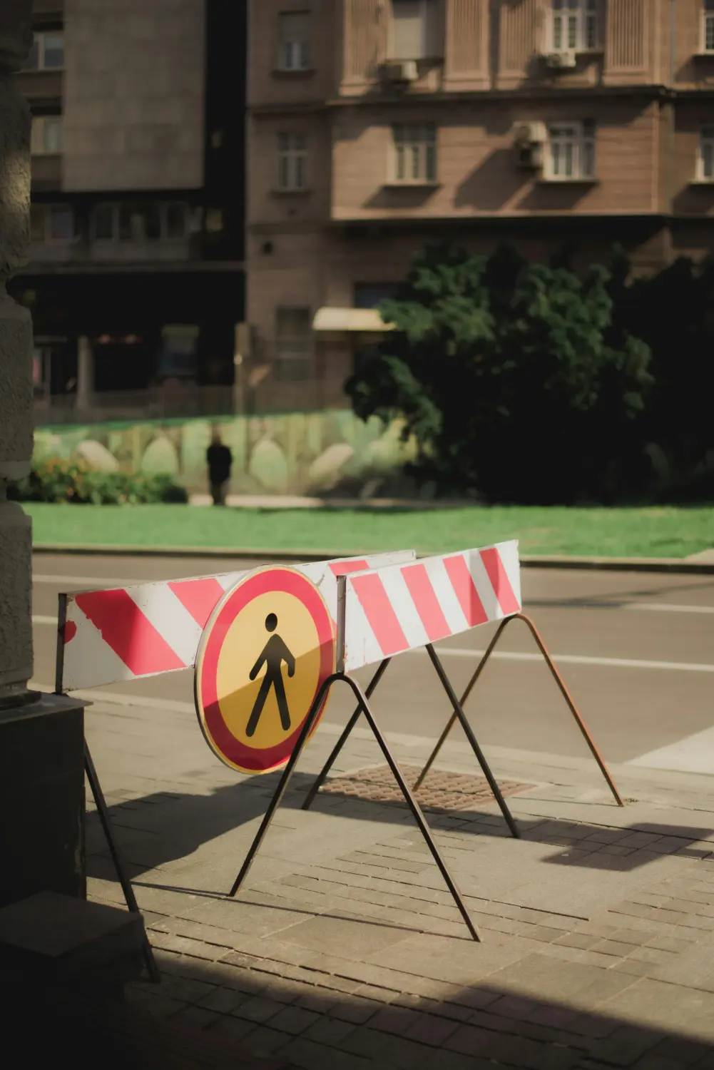 Planungs- und Sachverständigenbüro Wambsganß-Bollweg - professioneller Dienstleister für Verkehrs- und Baustellensicherung - eine temporäre Absperrung mit Schild „Zufahrt für Fußgänger verboten“.