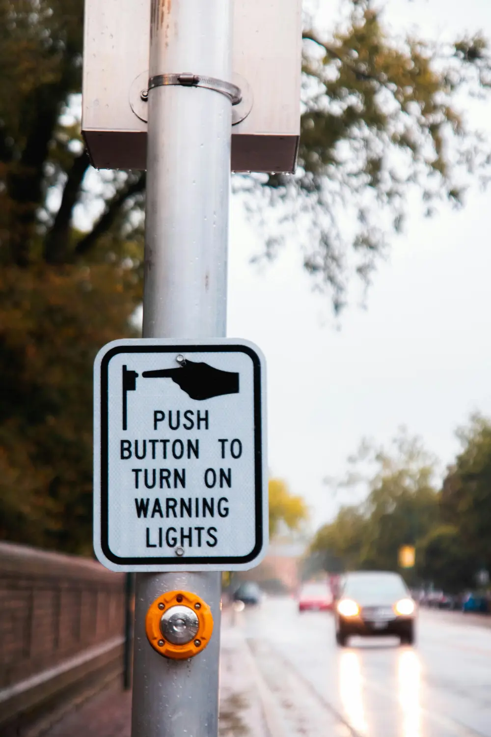 Planungs- und Sachverständigenbüro Wambsganß-Bollweg – professioneller Dienstleister für Verkehrs- und Baustellensicherung – ein Schild für ein fußgängeraktiviertes Kreuzungssystem. Diese Systeme sollen die Fußgängersicherheit auf Zebrastreifen verbessern.